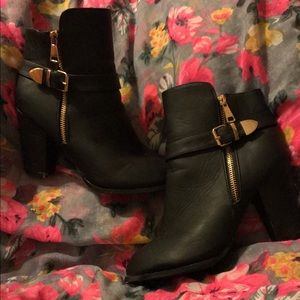 Black size 8 Top Model booties